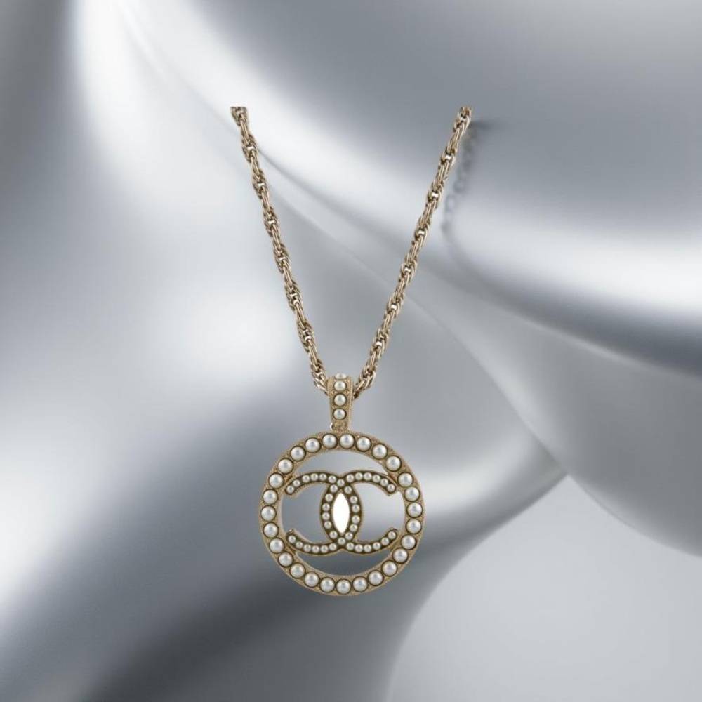 ❌SOLD❌Chanel
2023 Faux Pearl CC Pendant Necklace - Picture 2 of 13